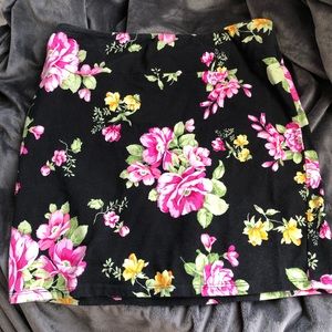 Black floral mini skirt, size M🌸🌼🖤
